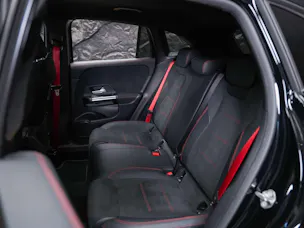 MERCEDES-BENZ GLA 35 AMG 4Matic 8G-Speedshift DCT *ALL BLACK*AHK*Ambientebeleuchtung*