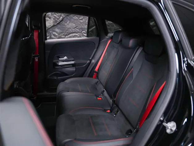 MERCEDES-BENZ GLA 35 AMG 4Matic 8G-Speedshift DCT *ALL BLACK*AHK*Ambientebeleuchtung*