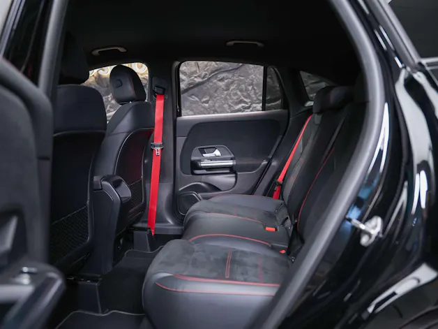 MERCEDES-BENZ GLA 35 AMG 4Matic 8G-Speedshift DCT *ALL BLACK*AHK*Ambientebeleuchtung*