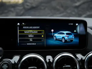 MERCEDES-BENZ GLA 35 AMG 4Matic 8G-Speedshift DCT *ALL BLACK*AHK*Ambientebeleuchtung*
