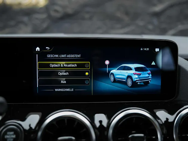 MERCEDES-BENZ GLA 35 AMG 4Matic 8G-Speedshift DCT *ALL BLACK*AHK*Ambientebeleuchtung*