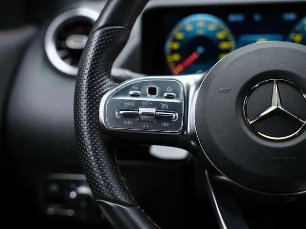 MERCEDES-BENZ GLA 35 AMG 4Matic 8G-Speedshift DCT *ALL BLACK*AHK*Ambientebeleuchtung*