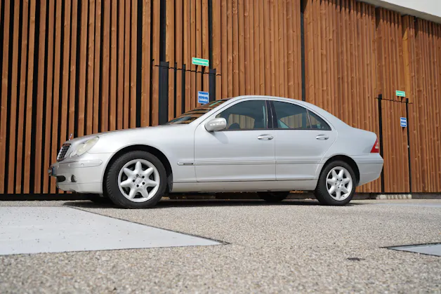 MERCEDES-BENZ C 240 ELÉGANCE AUTOMATIC l 170 PS