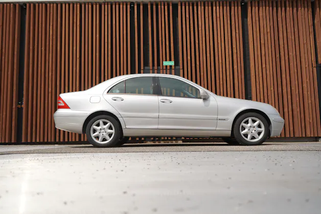 MERCEDES-BENZ C 240 ELÉGANCE AUTOMATIC l 170 PS