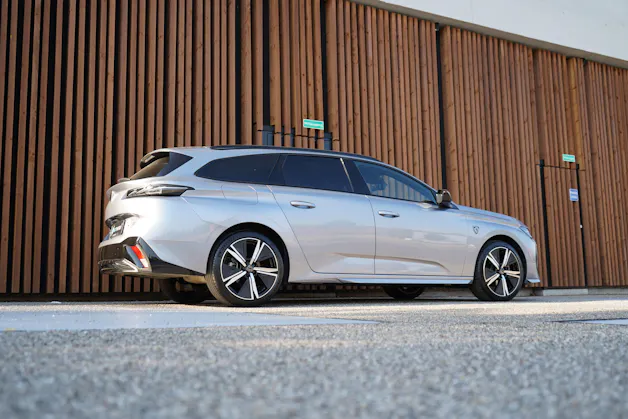 PEUGEOT 308 SW 1.2 PURE TECH GT EAT8 l 130 PS
