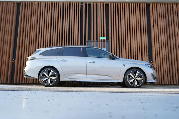 PEUGEOT 308 SW 1.2 PURE TECH GT EAT8 l 130 PS