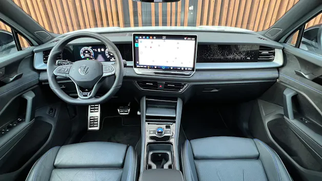 VW TAYRON 2.0 TSI R-LINE BLACK DSG 4MOTION l 204 PS