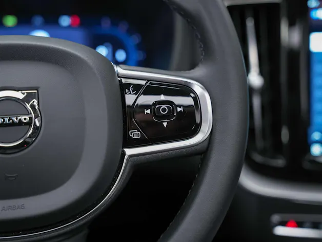 VOLVO XC60 B4 Diesel Mild Hybrid AWD Ultimate Dark Geartronic *Panorama*Head-Up*Standheizung*