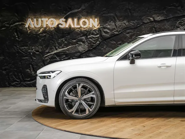 VOLVO XC60 B4 Diesel Mild Hybrid AWD Ultimate Dark Geartronic *Panorama*Head-Up*Standheizung*