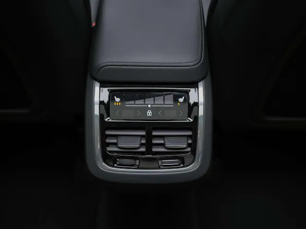 VOLVO XC60 B4 Diesel Mild Hybrid AWD Ultimate Dark Geartronic *Panorama*Head-Up*Standheizung*