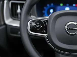 VOLVO XC60 B4 Diesel Mild Hybrid AWD Ultimate Dark Geartronic *Panorama*Head-Up*Standheizung*