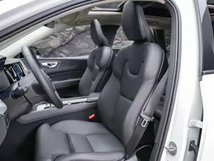 VOLVO XC60 B4 Diesel Mild Hybrid AWD Ultimate Dark Geartronic *Panorama*Head-Up*Standheizung*