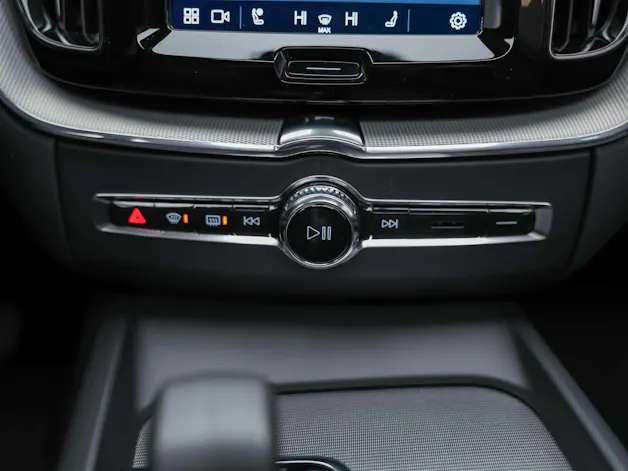 VOLVO XC60 B4 Diesel Mild Hybrid AWD Ultimate Dark Geartronic *Panorama*Head-Up*Standheizung*