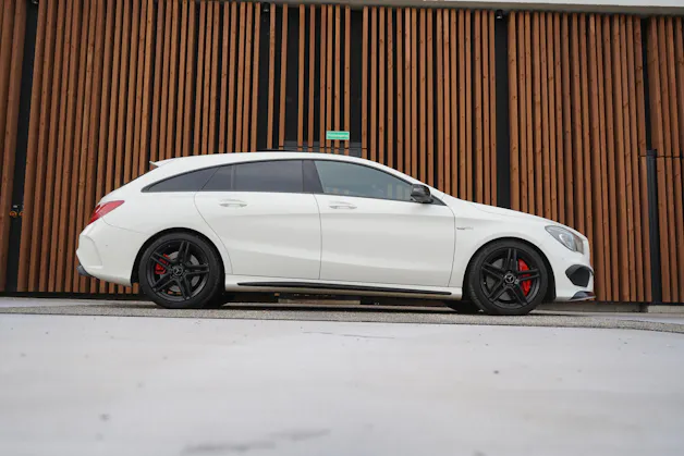 MERCEDES-BENZ CLA SHOOTING BRAKE 45 AMG NIGHT 4MATIC SPEEDSHIFT l 381 PS
