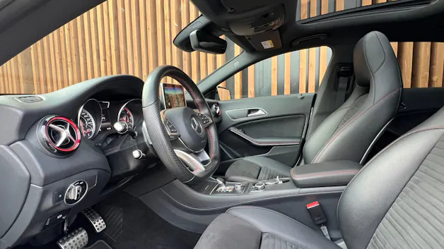 MERCEDES-BENZ CLA SHOOTING BRAKE 45 AMG NIGHT 4MATIC SPEEDSHIFT l 381 PS