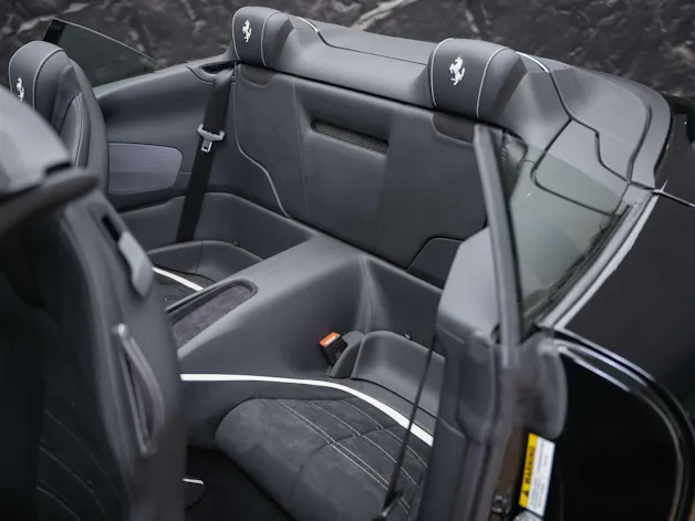 FERRARI Roma Spider 3.9 V8 T *ALL BLACK*Sitzbelüftung*JBL*