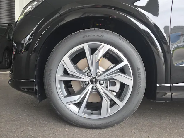 AUDI Q4 e-tron SUV quattro performance Swiss Ski