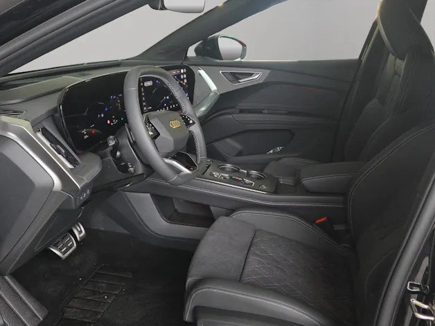 AUDI Q4 e-tron SUV quattro performance Swiss Ski
