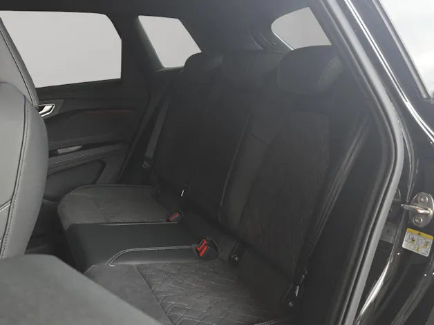 AUDI Q4 e-tron SUV quattro performance Swiss Ski