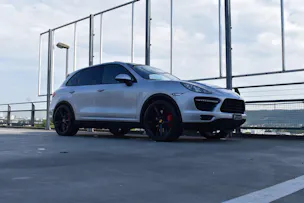 PORSCHE CAYENNE TURBO BLACK l 500 PS