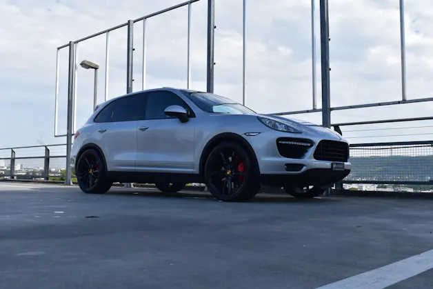 PORSCHE CAYENNE TURBO BLACK l 500 PS