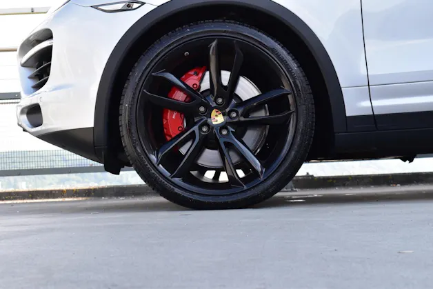PORSCHE CAYENNE TURBO BLACK l 500 PS