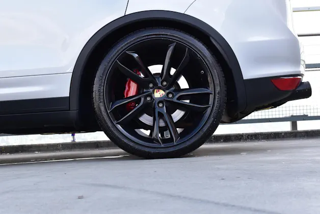 PORSCHE CAYENNE TURBO BLACK l 500 PS