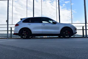 PORSCHE CAYENNE TURBO BLACK l 500 PS