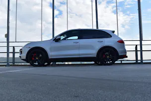 PORSCHE CAYENNE TURBO BLACK l 500 PS