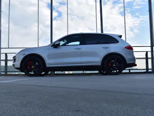 PORSCHE CAYENNE TURBO BLACK l 500 PS
