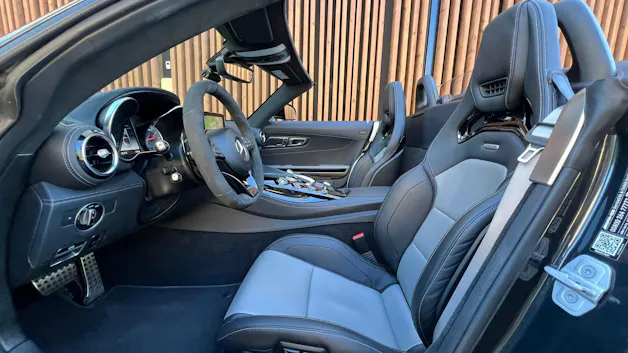 MERCEDES-BENZ AMG GT ROADSTER BLACK SPEEDSHIFT DCT l 476 PS