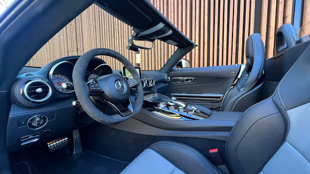 MERCEDES-BENZ AMG GT ROADSTER BLACK SPEEDSHIFT DCT l 476 PS