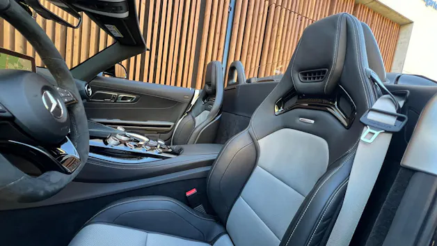 MERCEDES-BENZ AMG GT ROADSTER BLACK SPEEDSHIFT DCT l 476 PS