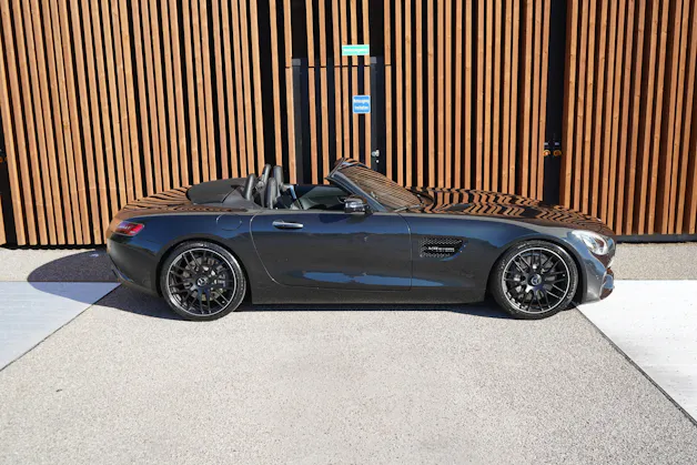 MERCEDES-BENZ AMG GT ROADSTER BLACK SPEEDSHIFT DCT l 476 PS