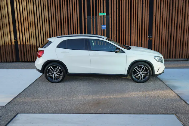 MERCEDES-BENZ GLA 220 CDI URBAN NIGHT 4MATIC 7G-DCT l 170 PS