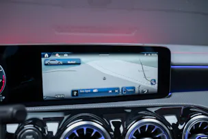 MERCEDES-BENZ CLA 35 AMG 4matic / Panorama-Glasdach / Burmester / Rückfahrkamera