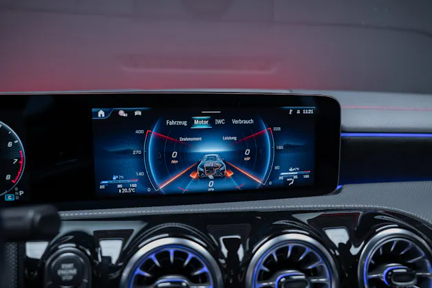 MERCEDES-BENZ CLA 35 AMG 4matic / Panorama-Glasdach / Burmester / Rückfahrkamera
