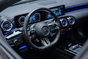 MERCEDES-BENZ CLA 35 AMG 4matic / Panorama-Glasdach / Burmester / Rückfahrkamera