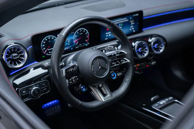 MERCEDES-BENZ CLA 35 AMG 4matic / Panorama-Glasdach / Burmester / Rückfahrkamera