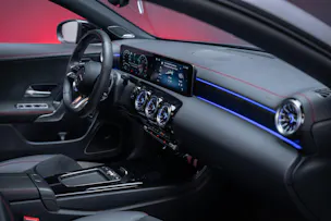 MERCEDES-BENZ CLA 35 AMG 4matic / Panorama-Glasdach / Burmester / Rückfahrkamera