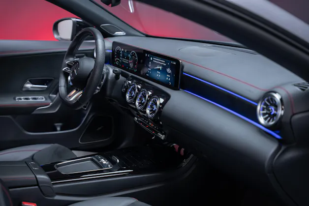 MERCEDES-BENZ CLA 35 AMG 4matic / Panorama-Glasdach / Burmester / Rückfahrkamera