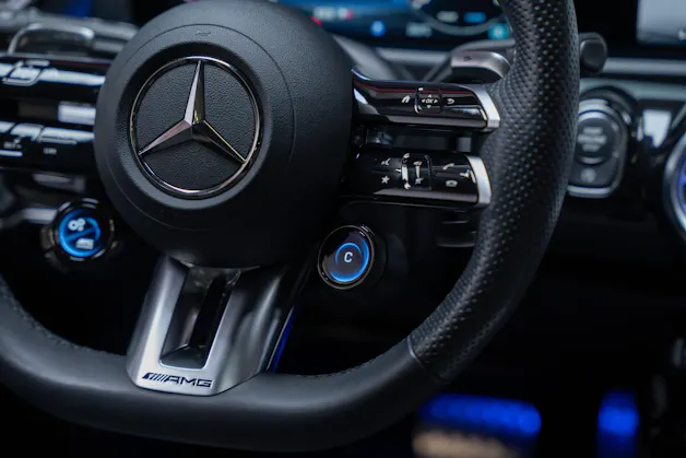 MERCEDES-BENZ CLA 35 AMG 4matic / Panorama-Glasdach / Burmester / Rückfahrkamera