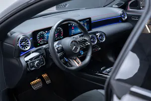 MERCEDES-BENZ CLA 35 AMG 4matic / Panorama-Glasdach / Burmester / Rückfahrkamera