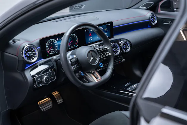 MERCEDES-BENZ CLA 35 AMG 4matic / Panorama-Glasdach / Burmester / Rückfahrkamera
