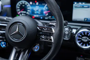 MERCEDES-BENZ CLA 35 AMG 4matic / Panorama-Glasdach / Burmester / Rückfahrkamera