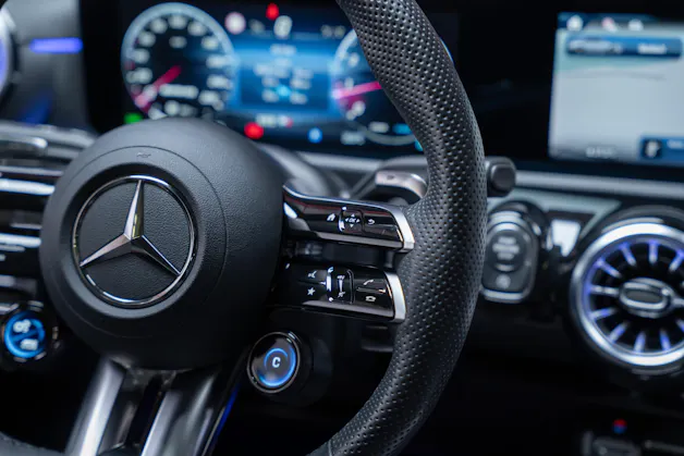 MERCEDES-BENZ CLA 35 AMG 4matic / Panorama-Glasdach / Burmester / Rückfahrkamera