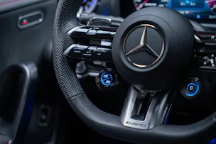 MERCEDES-BENZ CLA 35 AMG 4matic / Panorama-Glasdach / Burmester / Rückfahrkamera