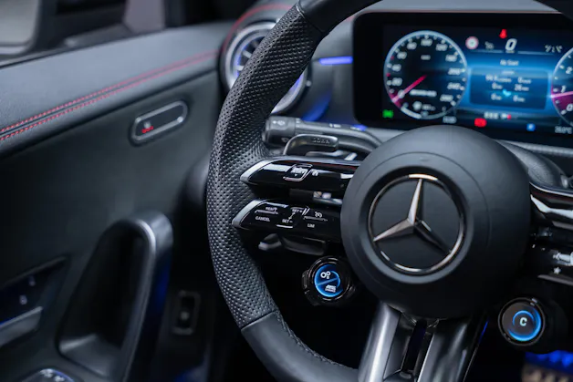 MERCEDES-BENZ CLA 35 AMG 4matic / Panorama-Glasdach / Burmester / Rückfahrkamera