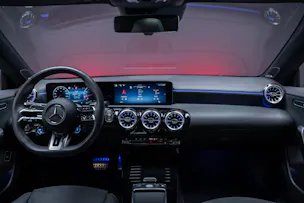 MERCEDES-BENZ CLA 35 AMG 4matic / Panorama-Glasdach / Burmester / Rückfahrkamera