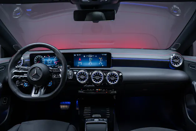 MERCEDES-BENZ CLA 35 AMG 4matic / Panorama-Glasdach / Burmester / Rückfahrkamera